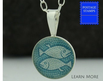 Fische Silber Charme. Tragen Sie eine perfekte Sterling Silber Fische Charme mit einem Vintage 60er Jahre Briefmarke.  Charmante Sterling Silber Anhänger.