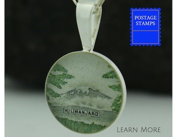 Kilimandscharo Anhänger. Sterling Silber Kilimanjaro Halskette mit einer Vintage Kenia Briefmarke. Perfekte Kilimanjaro Anhänger Geschenk für Sie.