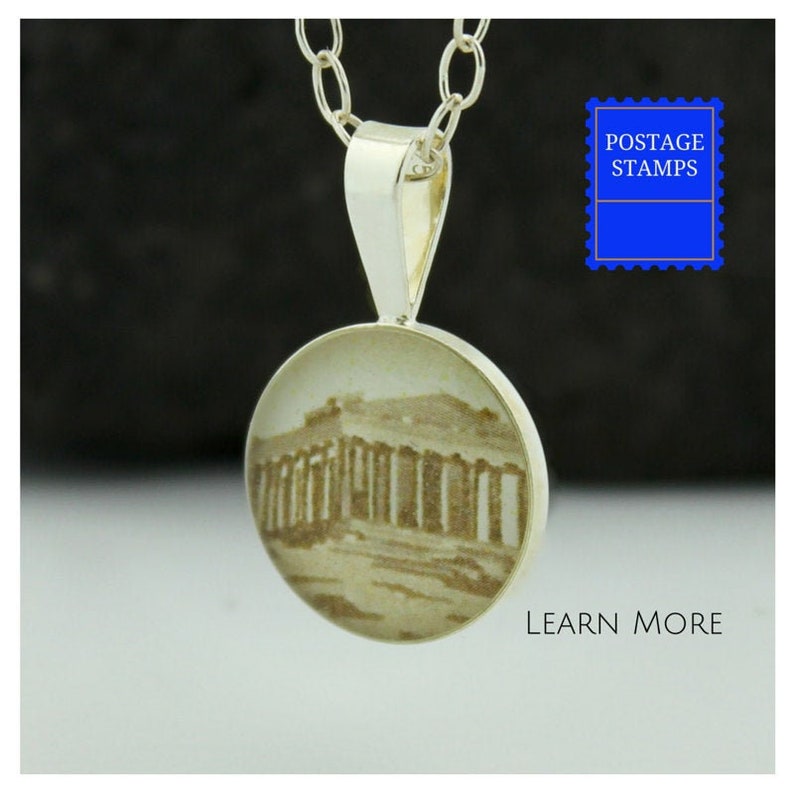 Puede incluir: Collar de plata con un colgante redondo que presenta una imagen en blanco y negro de un antiguo templo griego. El colgante est&aacute; unido a una cadena de plata.
