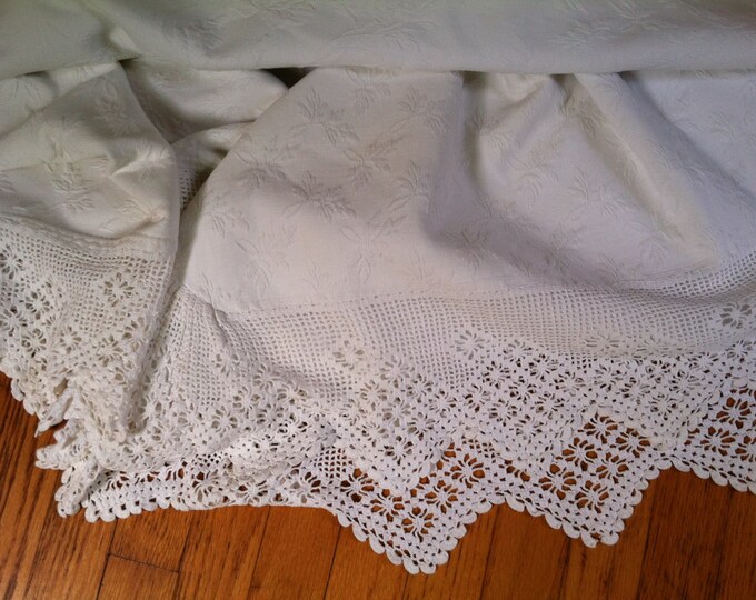 Vintage Matelasse Coverlet Bedspread With Crocheted Trim Etsy