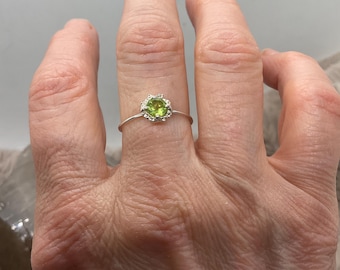 Flower Peridot ring