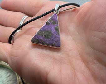 Stichtite pendant with cord