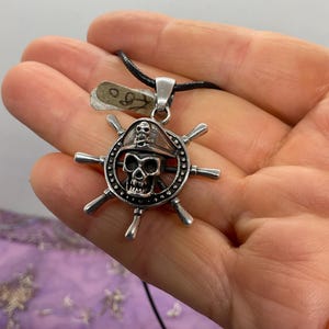 Sterling Silber großer grobstrick Schädel und Piratenrad Anhänger.