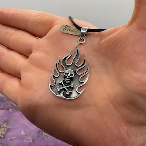 Sterling Silber GROßER Schädel und Kreuz Knochen flammenden Anhänger.