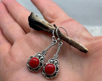 Orecchini etnici in corallo in argento sterling
