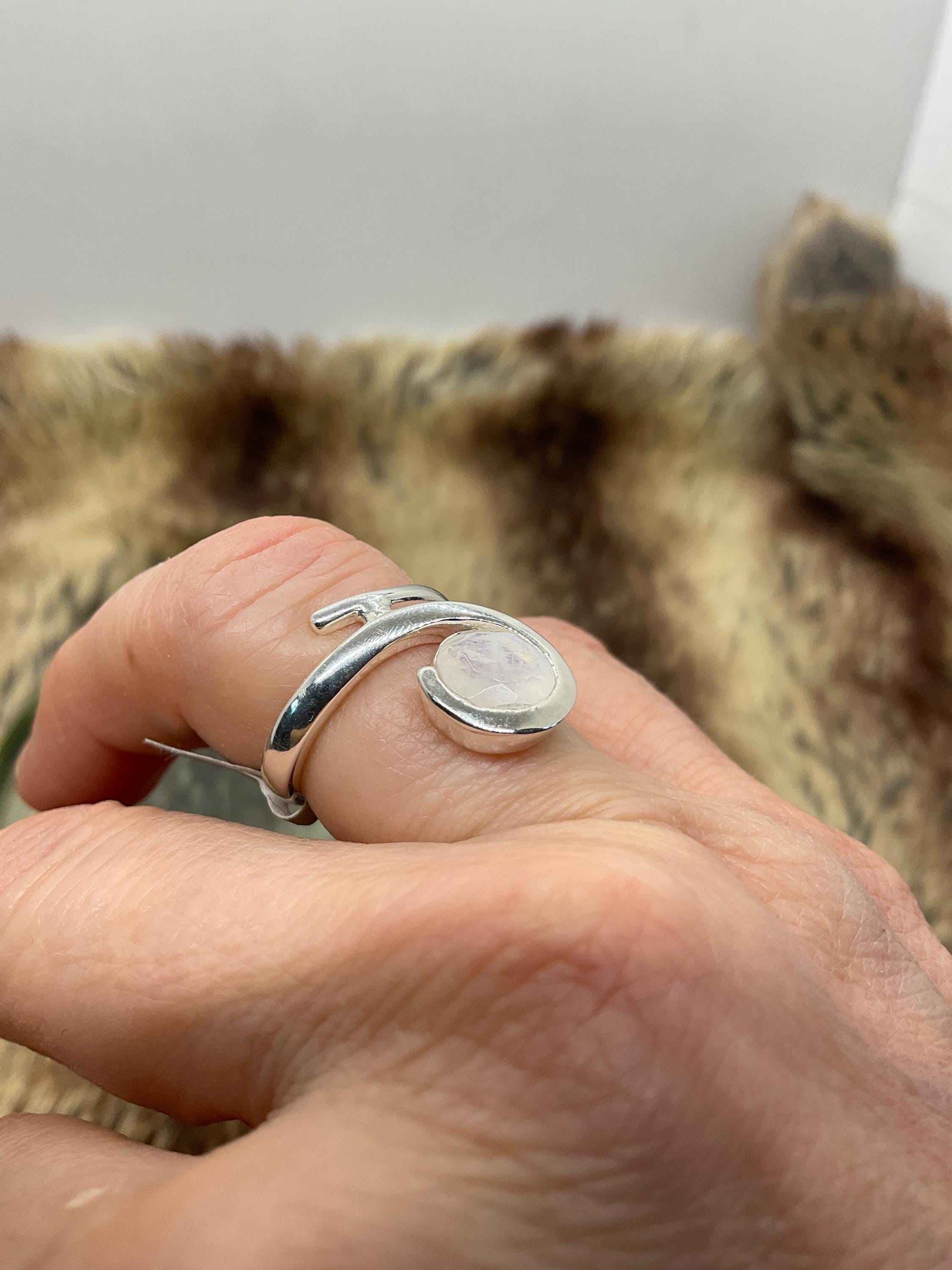 ご予約【大人気！レインボームーンストーン▲放射線状の霧の光】ラブラドライト 指輪 ご予約【大人気！レインボームーンストーン△放射線状の霧の光