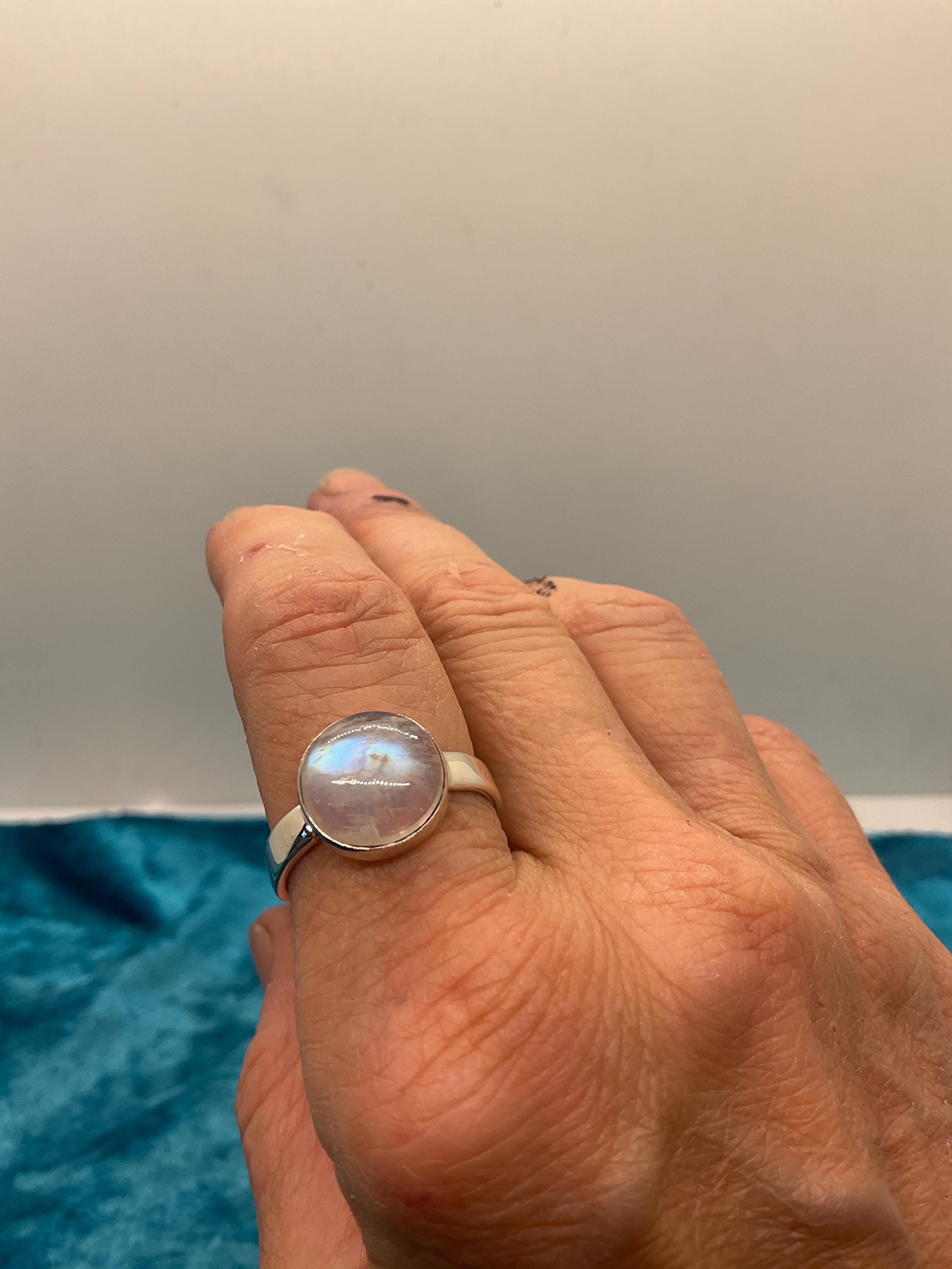 レインボームーンストーン（別名ラブラドライト）の調節可能なリング