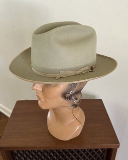 帽子 VINTAGE STETSON 3X OPEN ROAD 7 1/2 60cm 1960s Stetson 3X Open Road Fedora Cowboy Hat, Western, Distressed