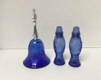 Salière/Shakers bleus vintage en verre à pointe de cristal Avon. Cloche vintage en verre Avon bleu cobalt