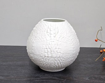 Vase en biscuit Kaiser blanc décor peau de crocodile années 70