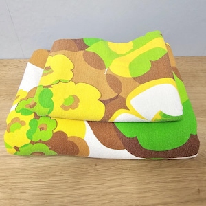 2-piece flower power bed linen from the 70s with large colorful flowers, hippie space age
