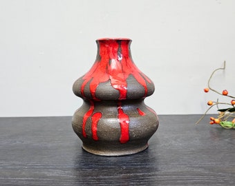 Grand vase pagode en poterie lourde d'atelier avec glaçure rouge courante