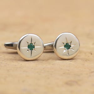 Gemelos de plata, piedra esmeralda y pata de acero