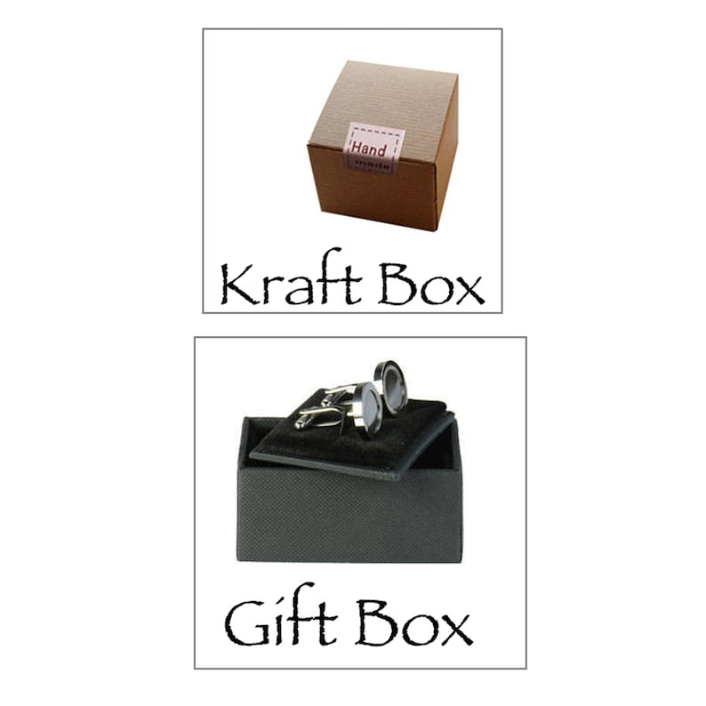 Pode incluir: Dois bot&otilde;es de punho numa caixa de presente preta com uma caixa de cart&atilde;o castanho ao lado. A caixa de cart&atilde;o tem um r&oacute;tulo que diz "Hand Made".