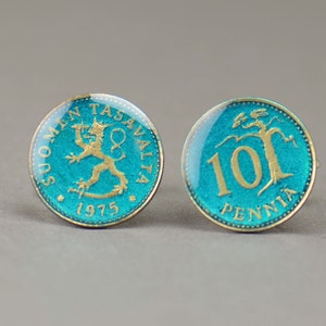 Pode incluir: Um par de bot&otilde;es de punho feitos com 10 moedas finlandesas de Pennia de 1975. As moedas s&atilde;o azuis com detalhes dourados e mostram o le&atilde;o finland&ecirc;s e uma &aacute;rvore.