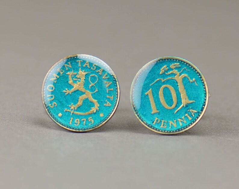 Pode incluir: Um par de bot&otilde;es de punho feitos com 10 moedas finlandesas de Pennia de 1975. As moedas s&atilde;o azuis com detalhes dourados e mostram o le&atilde;o finland&ecirc;s e uma &aacute;rvore.