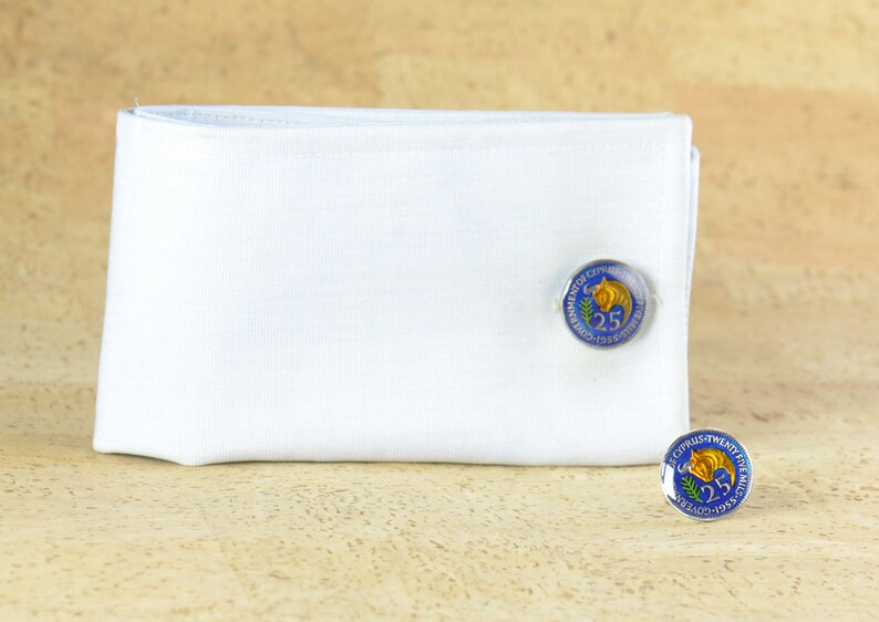 Peut inclure: Une paire de boutons de manchette avec un motif bleu et or avec le texte "Government of Cyprus Twenty-Five Years 1960-1985".