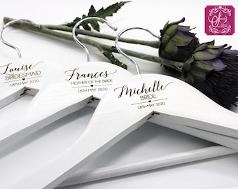 Percha de boda personalizada: percha de madera blanca con nombre, rol y fecha • Grabado láser • Regalo para damas de honor,