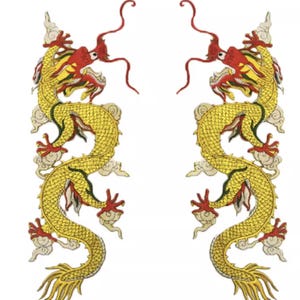 Puede incluir: Dos dragones dorados bordados con detalles rojos y amarillos. Los dragones se enfrentan, con escamas, garras y melenas fluidas detalladas. Cada dragón está rodeado de formas blancas en forma de nube, creando un diseño simétrico.
