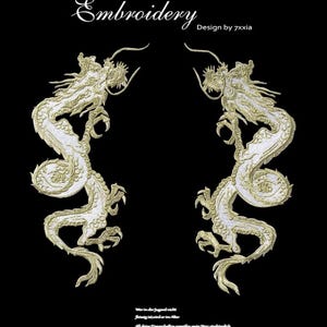 Może przedstawiać: Dwa haftowane wzory smoków w kolorze złotym i białym na czarnym tle. Smoki są szczegółowe z łuskami, pazurami i płynącymi grzywami. Słowo "Embroidery" znajduje się na górze, obok "Design by 7xxia".