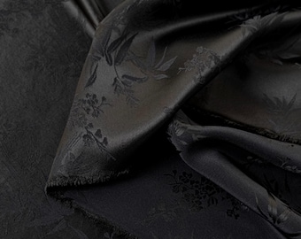 Tejido de triacetato color negro con tejido jacquard de hojas de bambú, textura similar a la seda y satén.