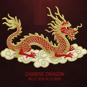 Puede incluir: Parche bordado con un diseño de dragón chino rojo y dorado. El dragón está detallado, descansando sobre una nube. El texto "CHINESE DRAGON" está debajo. El parche mide 17,5 cm de ancho y 12,5 cm de alto.