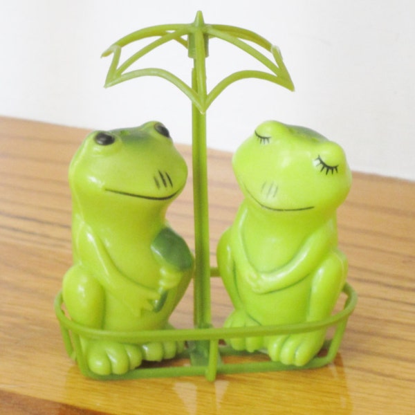 Frog salt and pepper shakers with umbrella epsteam