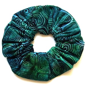 Green Cotton Batik Scrunchie: Tortoise Shell Design, Handmade