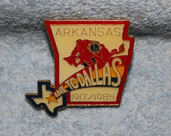 Lions Club Pin - Arkansas Back to Dallas - 1917-1985 Razorback Hog