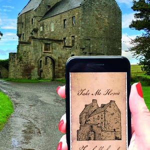 Może przedstawiać: Smartfon wyświetlający cyfrową ilustrację kamiennego zamku z tekstem "Take Me Home To Lallybroch" i nazwą użytkownika Instagram artysty "@michellelegoringart".
