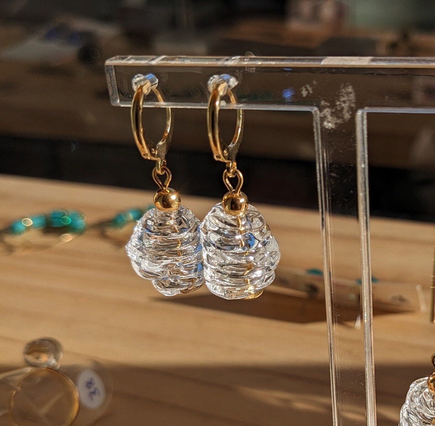 Boucles D'oreilles Pendantes Abeille En Plaqué Or 18K Avec Perle Et Cristaux - Neuf Avec étiquettes