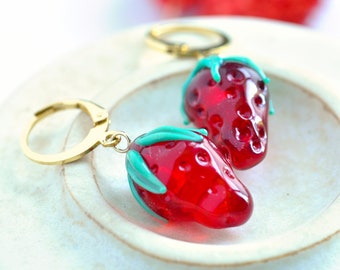 Boucles d'oreilles fraises en verre de Murano, boucles fruits rouges pendantes et acier inoxydable doré