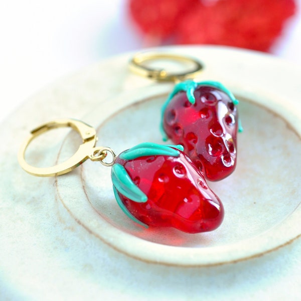 Boucles d'oreilles fraises en verre de Murano, boucles fruits rouges pendantes et acier inoxydable doré