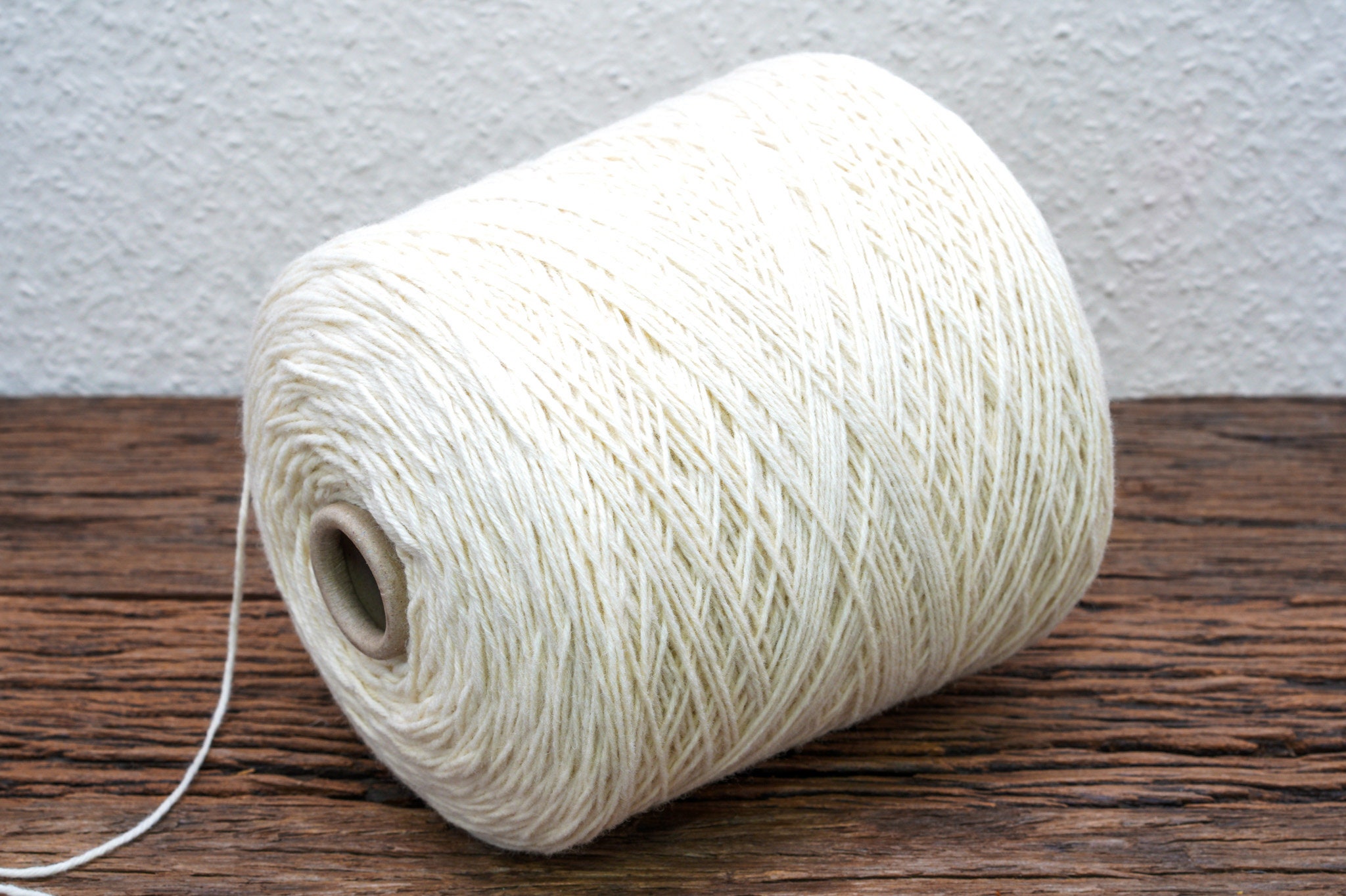 Grey-brown undyed wool yarn in cone - 500 g/550m