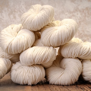 Extra soft white wool yarn for dyeing projects - 1000g/2500m - 100% merino wool - Hand knitting wool for baby garments -Yarn Home Studio