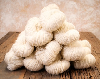 Fil 100 % laine blanc de Lituanie - 1000 g/1600 m - Fils de laine à teindre - Fils de laine à tricoter à la main - Peignée légère DK - Fils de laine à teindre