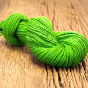 Aran wool yarn bright green color - 100g/119m - 100% New Zealand wool yarn - Knitting, crochet, needlepoint wool - Cardigan, plaid wool yarn