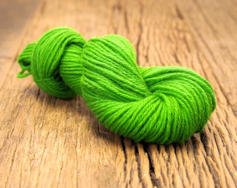 Aran wool yarn bright green color - 100g/119m - 100% New Zealand wool yarn - Knitting, crochet, needlepoint wool - Cardigan, plaid wool yarn