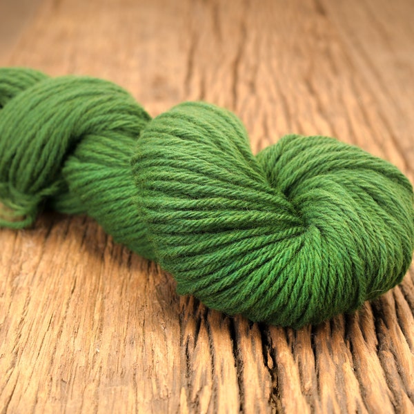 Aran wool yarn in green color - 100g/119m - 100% New Zealand wool - Knitting, crochet, needlepoint wool - Cardigan, plaid wool yarn