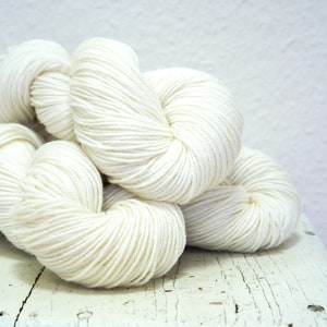Filato bianco misto lana e PO al 60%, 100 g/3,5 oz. Filato morbido tipo sport adatto per lavori a maglia di abbigliamento per bambini, donne e uomini, filo per uncinetto