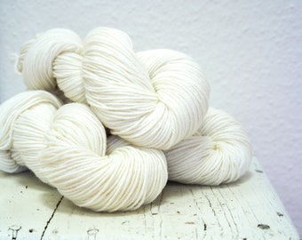 Blanc 60 % laine et fil mélangé PO, 100 g/3,5 oz. Fil doux de type sport adapté au tricot de vêtements pour enfants, femmes, hommes et crochet