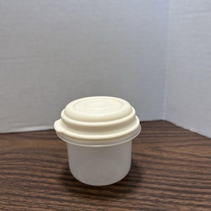 Rubbermaid Servin Saver Round Container 1/2Cup Almond Lid