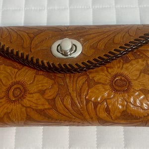 Cartera vintage de cuero con tres pliegues y diseño floral