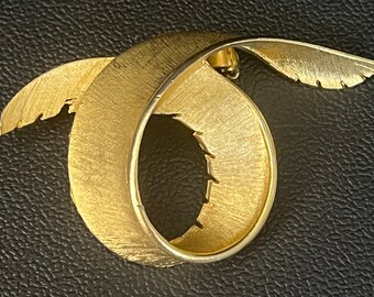 Vintage CORO Signed Gold Tone Swirled Brooch Pin