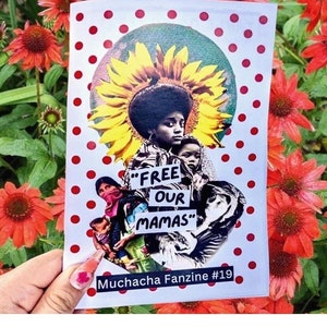 Puede incluir: Un zine blanco con lunares rojos y un gráfico de girasol. El zine tiene el texto "FREE OUR MAMAS" en blanco y negro. El zine se titula "Muchacha Fanzine #19".