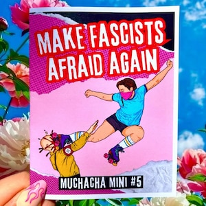 Peut inclure: Une couverture de bande dessinée rose et blanche avec le texte "MAKE FASCISTS AFRAID AGAIN" en rouge et blanc. La couverture présente une illustration d'une personne portant une chemise bleue et un masque facial rose qui donne un coup de pied à une autre personne portant une chemise jaune. Le texte "MUCHACHA MINI #5" est en bas de la couverture.