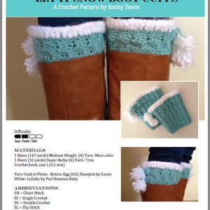 Op de afbeelding: Haakpatroon voor laarzenmanchetten met instructies voor het maken van de manchetten. Het patroon gebruikt twee kleuren garen: een lichtblauwe hoofdkleur en een witte afwerking. Het patroon bevat afkortingen voor haaksteken.