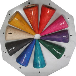 Könnte beinhalten: Ein Holzfarbkreis mit zehn Kegeln, die jeweils in einer anderen Farbe lackiert sind. Die Farben sind: Natur, Gelb, Orange, Rot, Rosa, Lila, Dunkelgrün, Hellblau, Dunkelblau und Schwarz. Die Kegel sind von 1 bis 10 nummeriert.