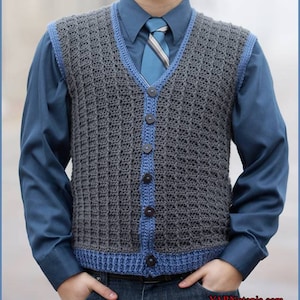 Peut inclure: Un gilet en crochet gris et bleu avec un col en V et une fermeture à boutons. Le gilet est porté sur une chemise boutonnée bleue avec une cravate rayée.