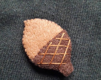 Acorn brooch